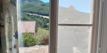 Moustiquaires installées sur toutes les portes et fenêtres