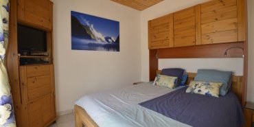 Chambre sud, pont de lit et télévision