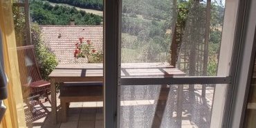 Moustiquaires installées sur toutes les portes et fenêtres