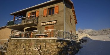 La maison sous une neige au printemps / the house after a snow during spring