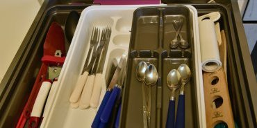 Couverts disponibles dans la cuisine équipée / Cutlery available in the equipped kitchen