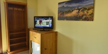 Télévision, congélateur et porte manteaux / TV, freezer and coat rack