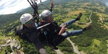 Parapente au dessus du lac de Serre-Ponçon (Saint-Vincent-les-Forts)