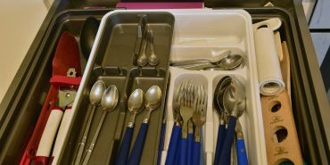 Couverts disponibles dans la cuisine équipée / Cutlery available in the equipped kitchen