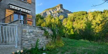 La terrasse depuis le parking, vue Nord-Est / Terrace taken from the parking, North East view