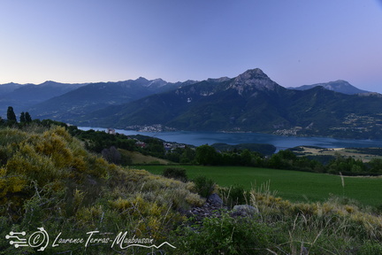 Lever de soleil sur Saint apollinaire, le lac de Serre-Ponçon et le Morgon