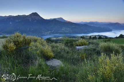 Lever de soleil sur Saint apollinaire, le lac de Serre-Ponçon et le Morgon